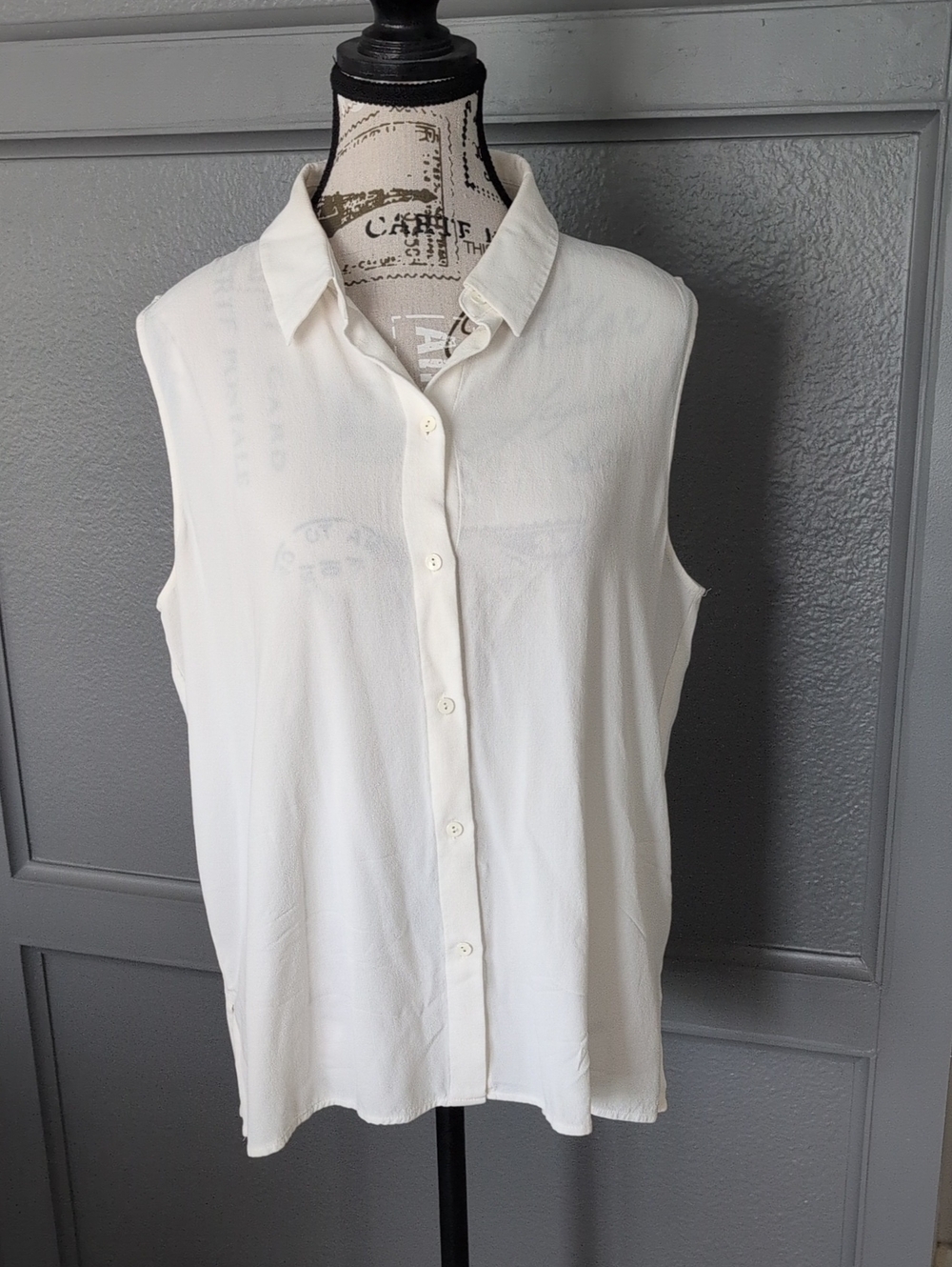 Eileen Fisher Sleeveless Button-Front Blouse in White